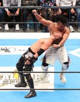 　デビッド・フィンレー（手前）を攻める後藤洋央紀