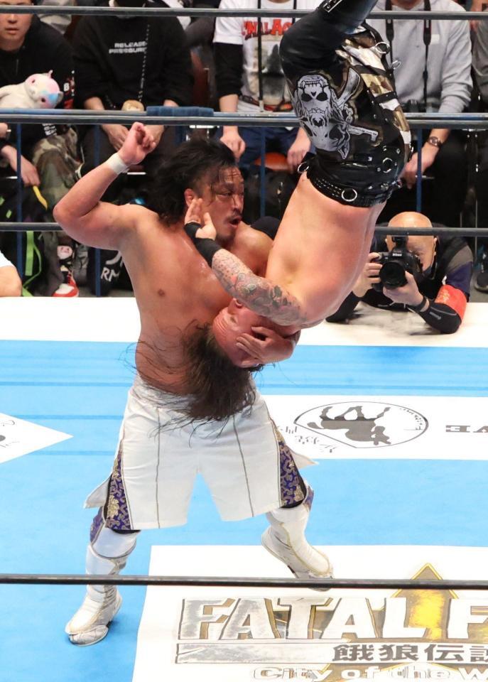 　デビッド・フィンレー（右）を攻める後藤洋央紀