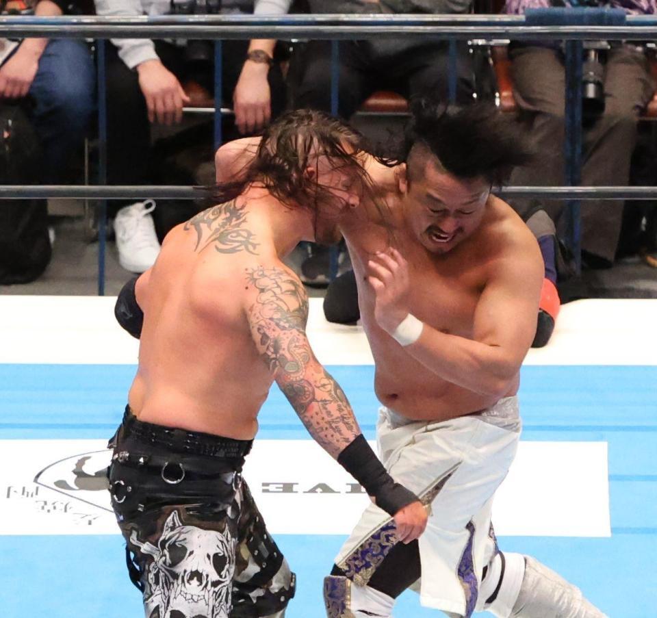 　デビッド・フィンレー（左）に強烈なエルボを叩き込む後藤洋央紀