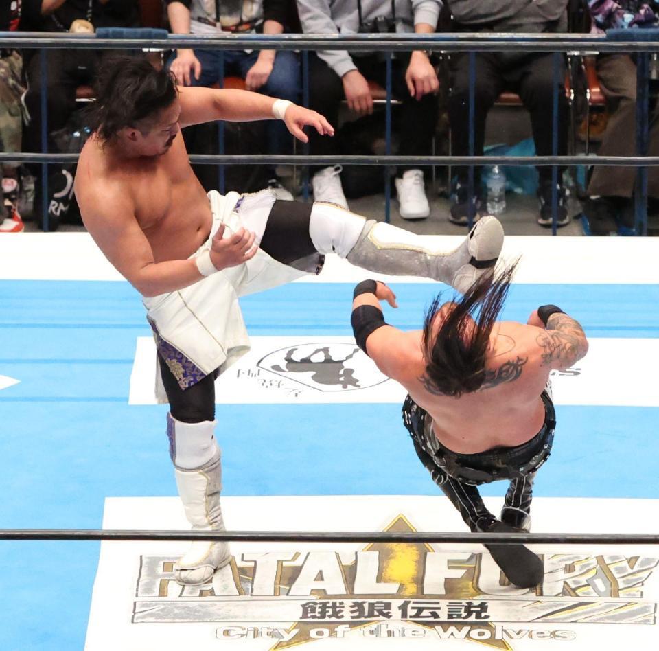 　デビッド・フィンレー（右）にキックを放つ後藤洋央紀