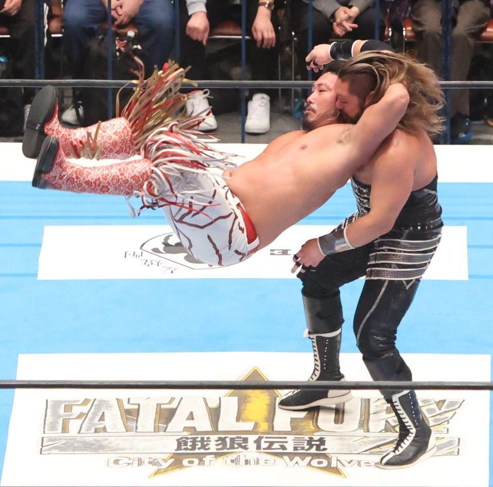 　ＥＶＩＬ（右）を攻める辻陽太