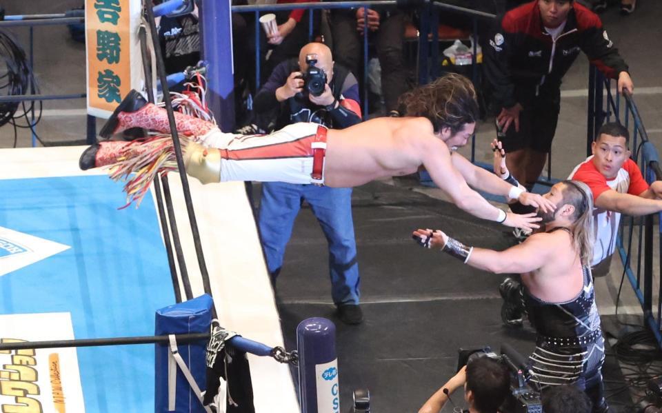 　ＥＶＩＬ（右）を攻める辻陽太