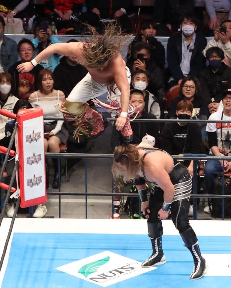 　ＥＶＩＬ（右）を攻める辻陽太