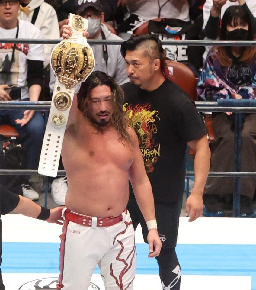 　ベルトを死守した辻陽太（後ろは鷹木信悟）