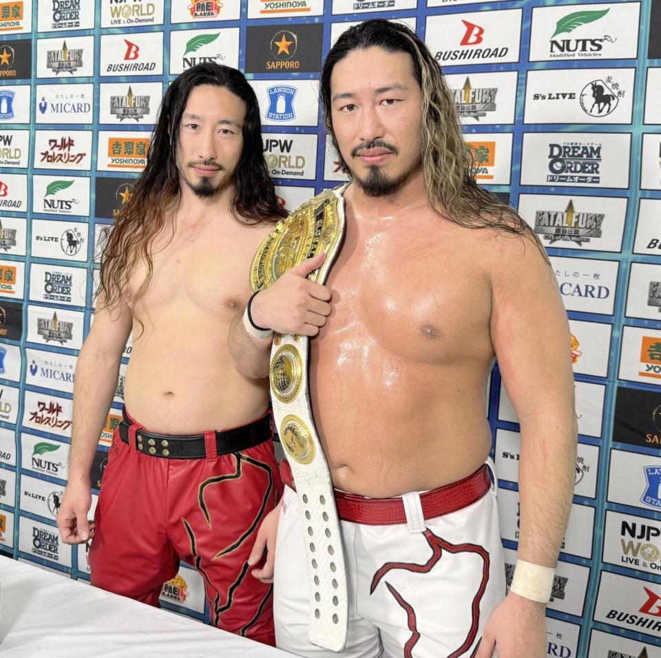 　ＩＷＧＰ　ＧＬＯＢＡＬ王座を防衛した辻陽太（右）と影武者を務めた双子の兄・将太さん