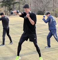 　強化合宿を行っているゴルフ場でトレーニングを公開した中谷潤人（中央）