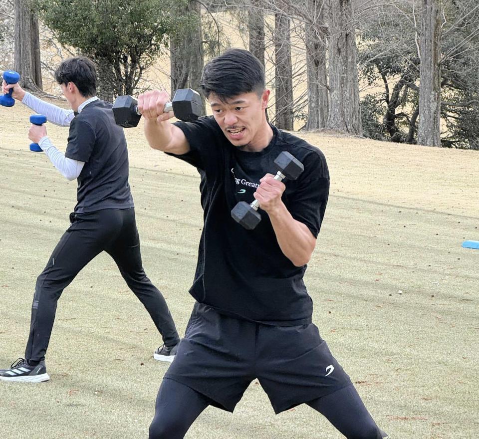 　強化合宿を行っているゴルフ場でトレーニングを公開した中谷潤人（撮影・藤川資野）