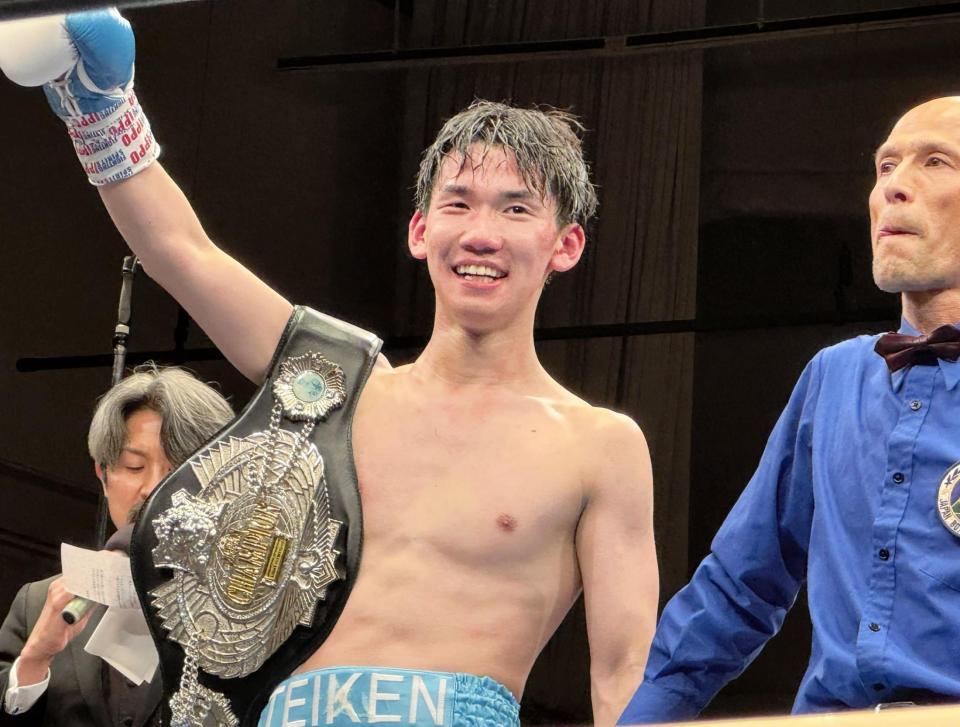 　６回ＴＫＯ勝ちで日本ライトフライ級王座を初戴冠した高見亨介