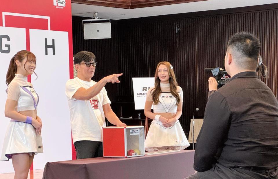 　参加選手の目の前で組み合わせ抽選を行い、気まずそうにする榊原信行ＣＥＯ（左から２人目）