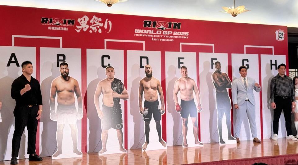 　ヘビー級トーナメントの組み合わせ抽選会に出席したスダリオ剛（左端）、上田幹雄（右から２人目）、スダリオ頌真（右端）