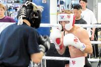 　日本スーパーフェザー級２位の砂川隆祐（手前）とスパーリングを行った井上尚弥＝大橋ジム提供