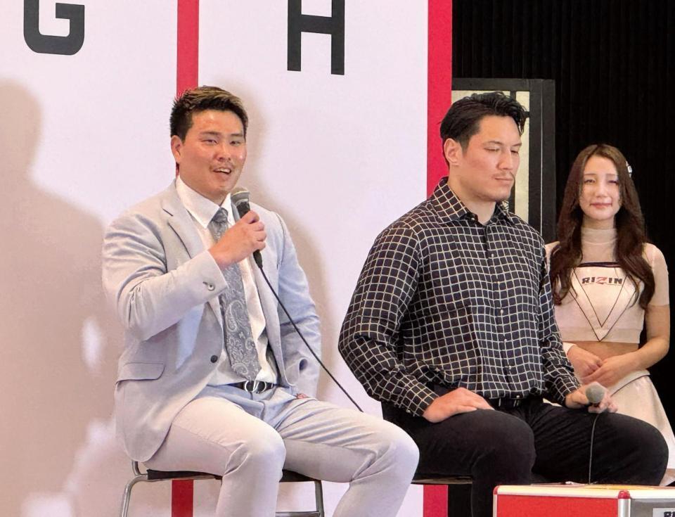 　いきなり１回戦での対戦が決まり、苦笑いする上田幹雄（左）と複雑そうな表情のシビサイ頌真