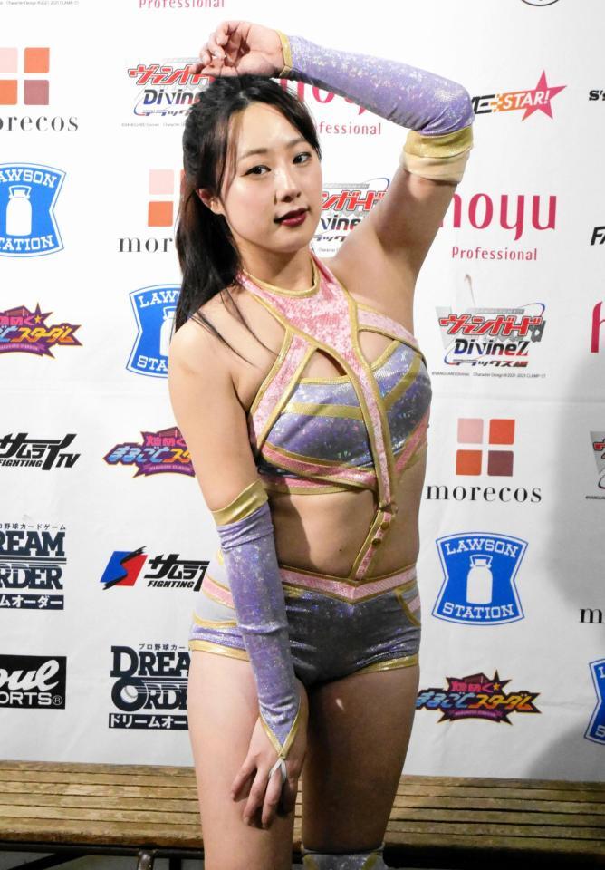 　ポーズを決める姫ゆりあ