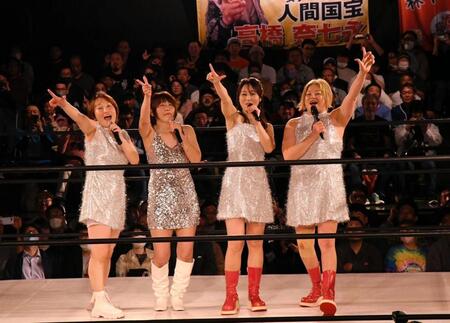 　１４年ぶりに「キッスの世界」としてパフォーマンスを披露した（左から）中西百重、脇澤美穂、納見佳容、高橋奈七永
