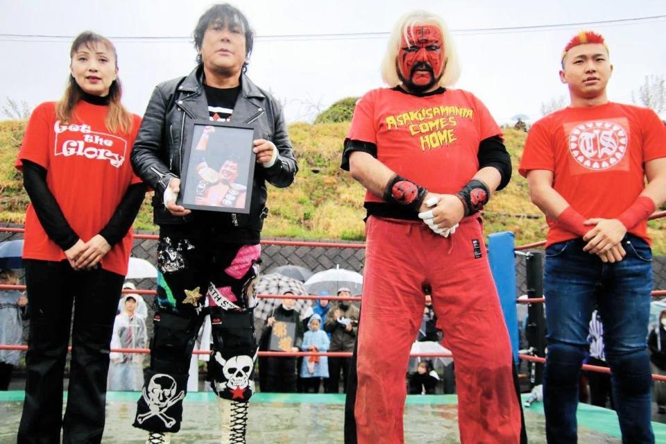 　山梨県で行われたイベントでジャンボ鶴田さんの追善セレモニーを行った大仁田厚（左から２人目）＝大仁田提供