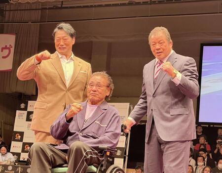 　３人でトークバトルを行った（左から）小橋建太、天龍源一郎、藤波辰爾