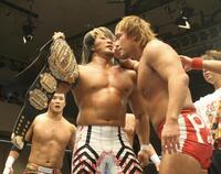 　棚橋弘至の持つＩＷＧＰのベルトを凝視する、内藤哲也（右）＝東京・後楽園ホール（２０１１年１０月撮影）