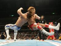 　棚橋弘至にスリング・ブレイドを放つ、内藤哲也（右）＝東京・両国国技館（２０１３年８月撮影）