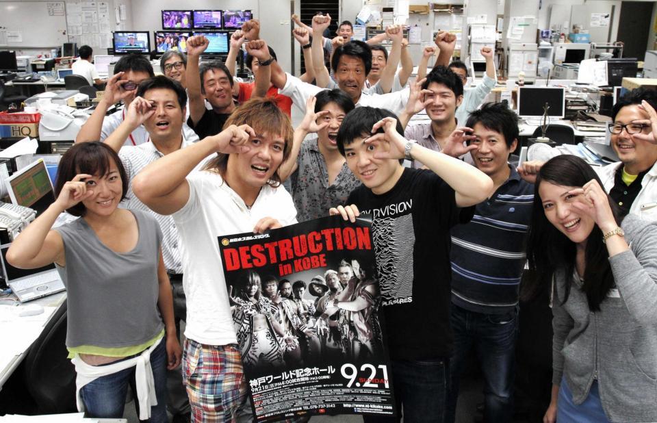 　デイリースポーツ編集局を訪れ、「ＤＥＳＴＲＵＣＴＩＯＮ　ｉｎ　ＫＯＢＥ」をＰＲした内藤哲也＝神戸市中央区・デイリースポーツ神戸本社（２０１４年８月撮影）