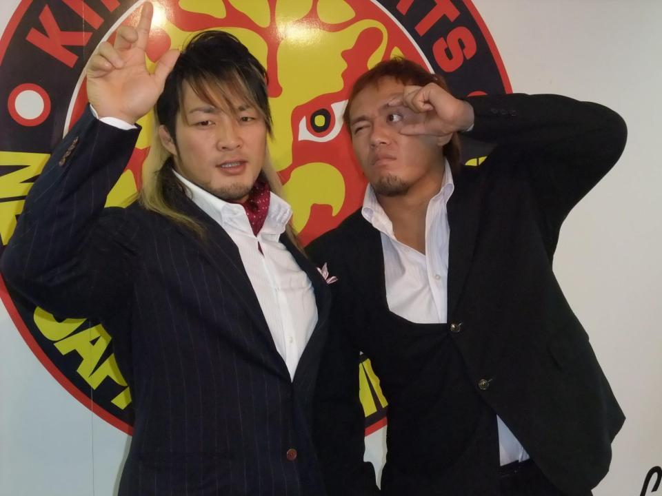 　それぞれ決めポーズをとる棚橋弘至（左）と内藤哲也＝都内の新日本プロレス（２００９年１１月撮影）