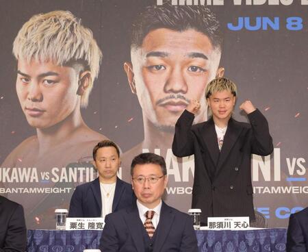 　会見でポーズを決める那須川天心（撮影・西岡正）