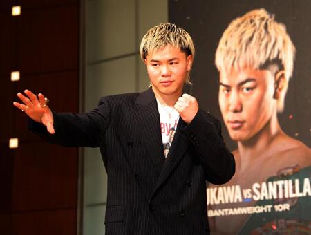 　ポーズを決める那須川天心（撮影・西岡正）