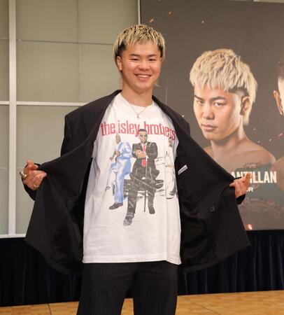 　笑顔でＴシャツを披露する那須川天心（撮影・西岡正）