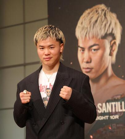 　ポーズを決める那須川天心（撮影・西岡正）