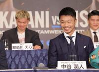 　那須川天心（左）から自身の印象を聞いて、笑顔を見せる中谷潤人（撮影・西岡正）