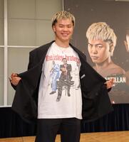 　笑顔でＴシャツを披露する那須川天心（撮影・西岡正）