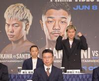 　会見でポーズを決める那須川天心（撮影・西岡正）