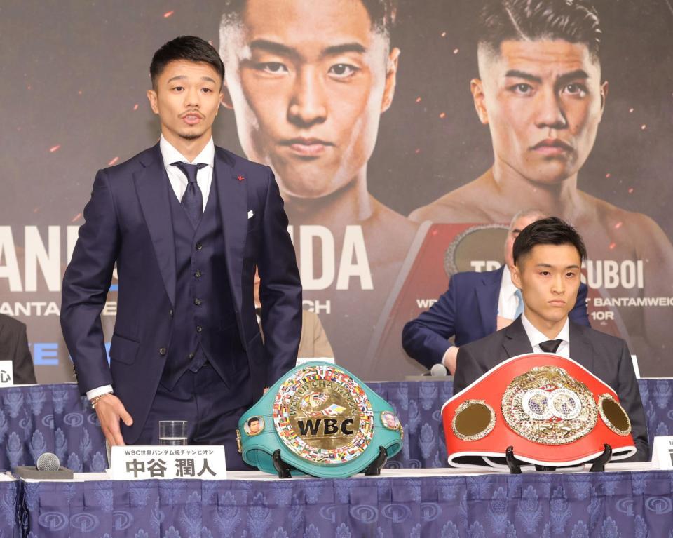 　西田凌佑（右）の横で紹介される中谷潤人（撮影・西岡正）