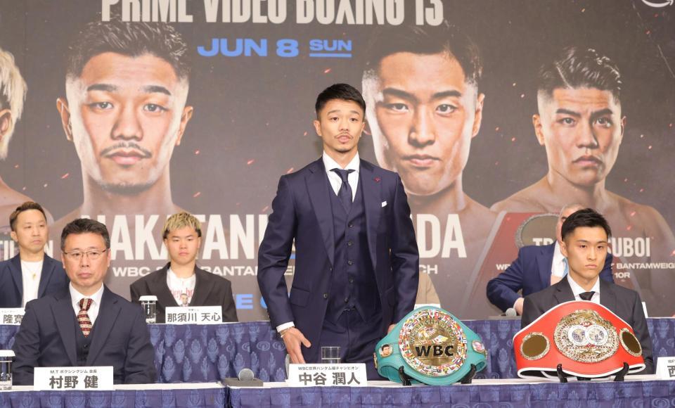 　西田凌佑（右）の横で紹介される中谷潤人（撮影・西岡正）