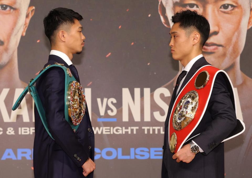 　ベルトを肩に掛け、向き合う中谷潤人（左）と西田凌佑（撮影・西岡正）