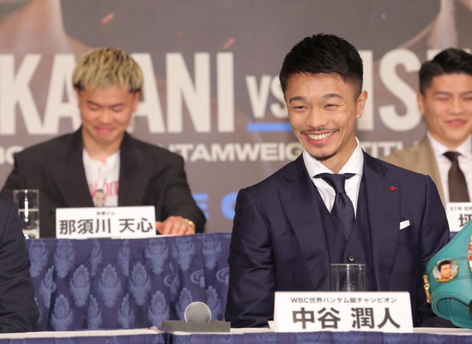 　那須川天心（左）から自身の印象を聞いて、笑顔を見せる中谷潤人（撮影・西岡正）