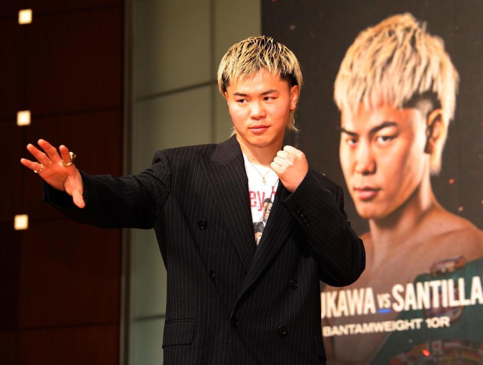 　ポーズを決める那須川天心（撮影・西岡正）