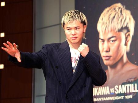 　ポーズを決める那須川天心（撮影・西岡正）