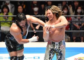 　ジェフ・コブ（左）を攻める棚橋弘至（撮影・開出牧）
