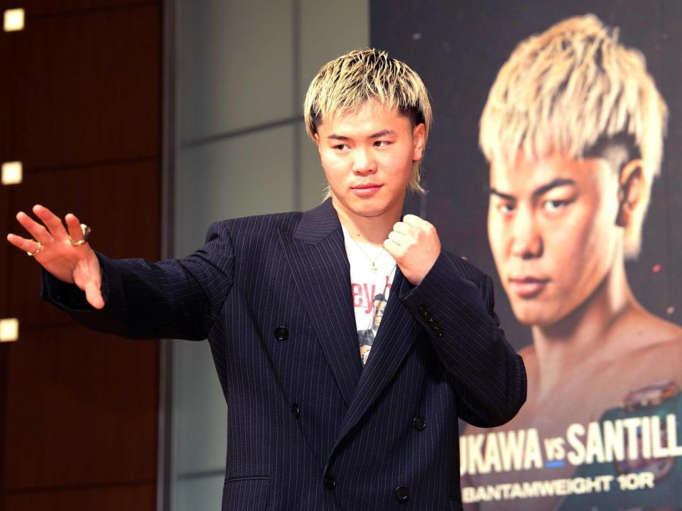 　ポーズを決める那須川天心（撮影・西岡正）