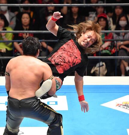 　タイチ（左）に延髄切りを入れる内藤哲也（撮影・開出牧）