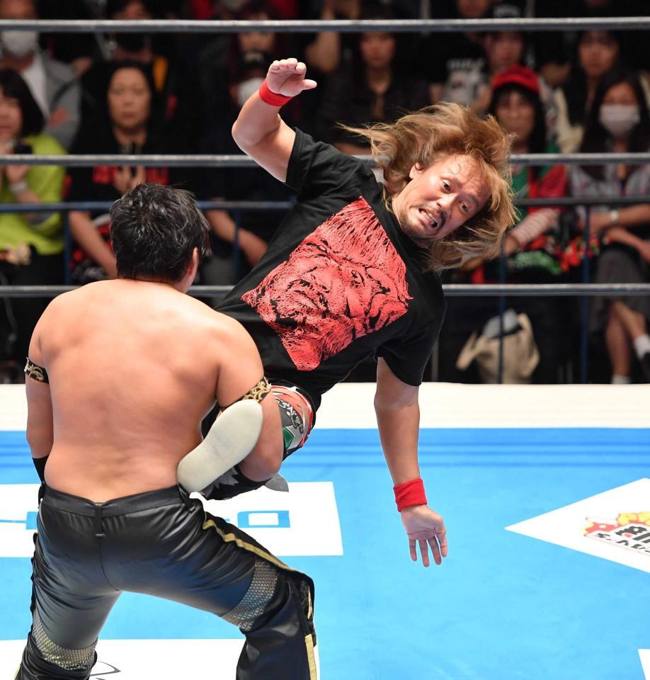 　タイチ（左）に延髄切りを入れる内藤哲也（撮影・開出牧）