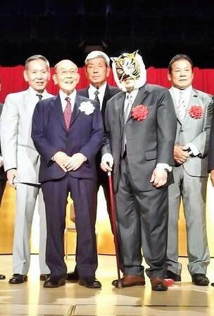 　新間寿氏（左から５人目）のＷＷＥ殿堂入りを祝う会に出席した坂口征二氏（同６人目）、初代タイガーマスク（どう７人目）、藤波辰爾（同８人目）ら＝２０１９年８月撮影