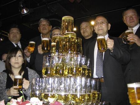 　乾杯する新間さん（右から２人目）。後列左から若翔洋、坂口氏、グラン浜田、藤原喜明、（新間氏を挟んで）木村健悟氏、前列左はＫＡＯＲＵ＝２０１１年３月撮影