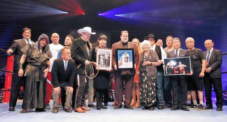 　追悼セレモニーで記念写真に収まる来場ゲスト（右端が新間寿氏）＝２０１９年１１月撮影