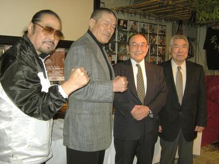　記者会見に出席した（左から）ザ・グレート・カブキ、藤原喜明、新間寿さん、永島実行委員＝２００８年４月撮影