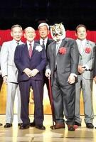 　新間寿氏（左から５人目）のＷＷＥ殿堂入りを祝う会に出席した坂口征二氏（同６人目）、初代タイガーマスク（どう７人目）、藤波辰爾（同８人目）ら＝２０１９年８月撮影