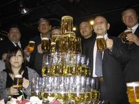 　乾杯する新間さん（右から２人目）。後列左から若翔洋、坂口氏、グラン浜田、藤原喜明、（新間氏を挟んで）木村健悟氏、前列左はＫＡＯＲＵ＝２０１１年３月撮影