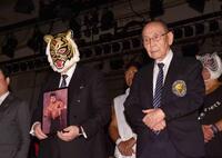 故・小林邦昭さん追悼式で遺影を手にする初代タイガーマスクの佐山聡（左）。出席した新間寿会長＝２０２４年９月