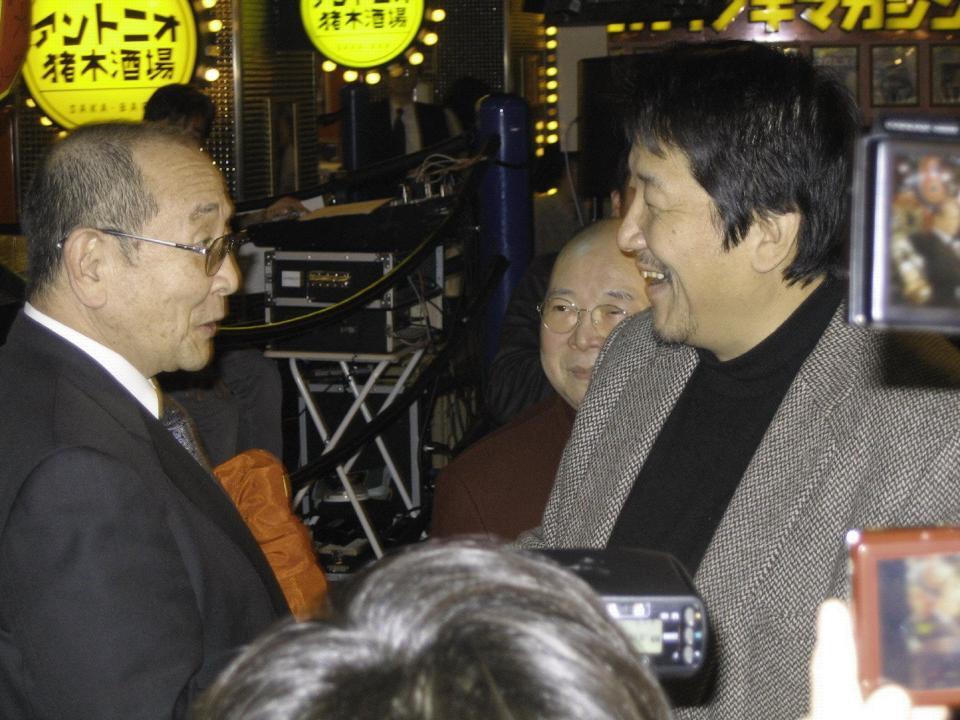 　前田日明氏（右）と談笑する新間さん（左）。肩越しには櫻井康雄氏＝２０１１年３月撮影