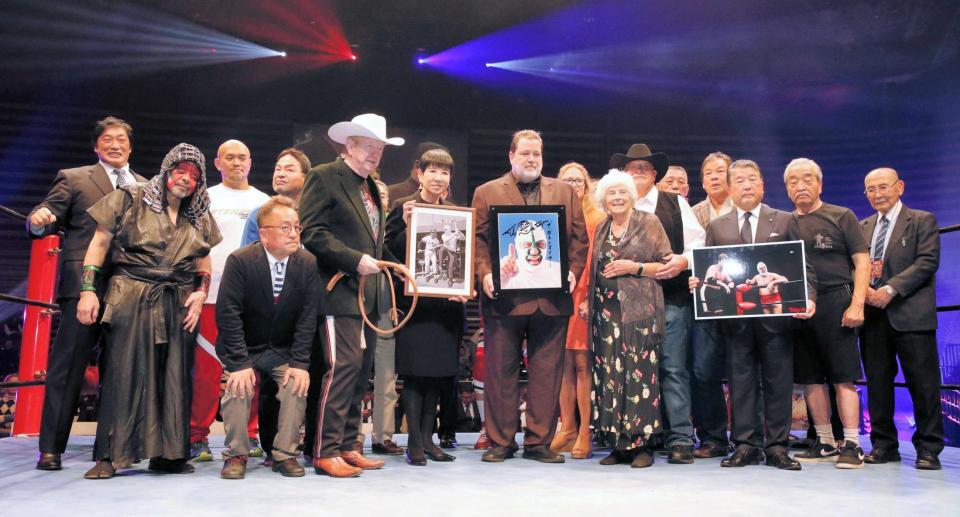 　追悼セレモニーで記念写真に収まる来場ゲスト（右端が新間寿氏）＝２０１９年１１月撮影